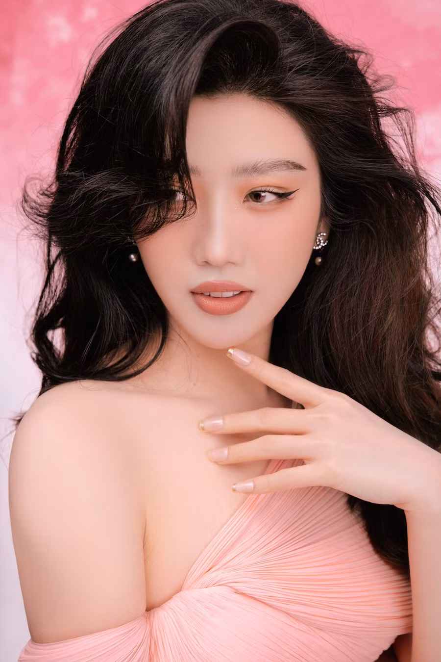 Không khó hiểu khi cô được gọi tên chiến thắng tại hạng mục Nghệ sĩ đột phá cũng như có mặt tại đề cử Nghệ sĩ của năm tại lễ trao giải Vietnam Entertainment Awards 2021. Ảnh: NVCC