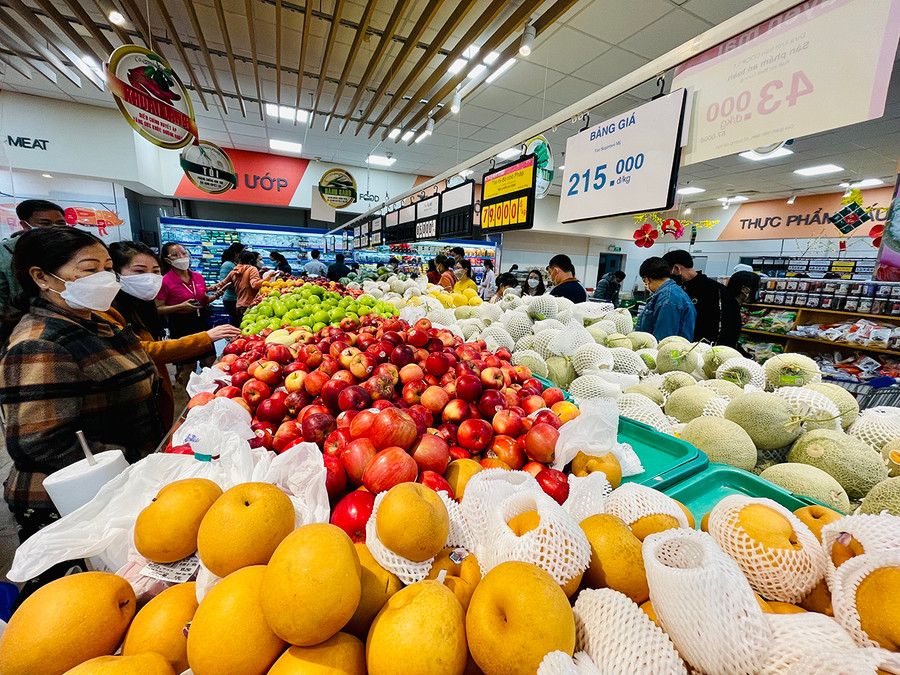 Rất đông người dân mua sắm mặt hàng trái cây tại Siêu thị Co.op Mart Pleiku. Ảnh: Vũ Thảo Rất đông người dân mua sắm mặt hàng trái cây tại Siêu thị Co.op Mart Pleiku. Ảnh: Vũ Thảo