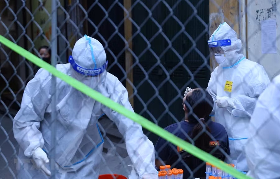 Nhân viên y tế lấy mẫu xét nghiệm COVID-19. (Ảnh: Hoàng Hiếu/TTXVN) Nhân viên y tế lấy mẫu xét nghiệm COVID-19. (Ảnh: Hoàng Hiếu/TTXVN)