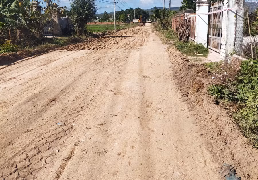 Liên danh đơn vị trúng thầu đã thi công đường trục xã Ia Hiao, Ia Peng (huyện Phú Thiện) nhưng một trong những đơn vị tham gia dự thầu vẫn tiếp tục khiếu nại về kết quả chấm thầu. Ảnh: Minh Nguyễn