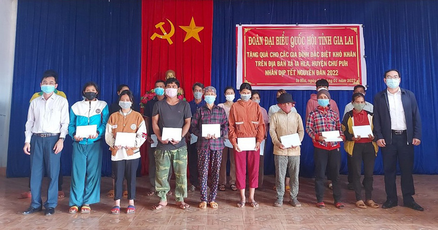Trao tặng 50 suất quà cho hộ có hoàn cảnh đặc biệt khó khăn tại xã Ia Hla. Ảnh: Thiên Di  Trao tặng 50 suất quà cho hộ có hoàn cảnh đặc biệt khó khăn tại xã Ia Hla. Ảnh: Nguyễn Tú