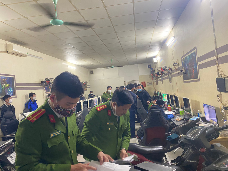 Cơ quan công an khám xét nơi ở và nơi kinh doanh của Kim Anh Dũng. Ảnh: Thanh Tuyền