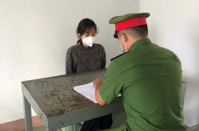 Đối tượng Bàn Thị Hằng được di lý về Công an huyện Đắk Mil phục vụ công tác điều tra