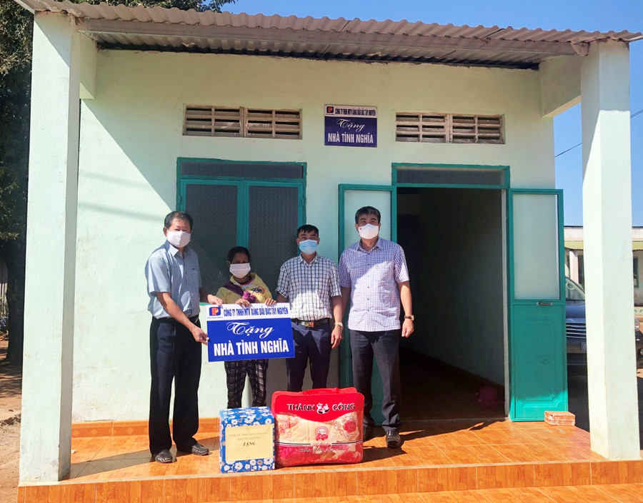  Công ty TNHH một thành viên Xăng dầu Bắc Tây Nguyên phối hợp với UBND huyện Đức Cơ bàn giao 10 ngôi nhà tình nghĩa. Ảnh: Anh Huy