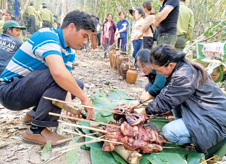 Ẩm thực trong nghi lễ cúng thần rừng. Ảnh: Hoàng Ngọc