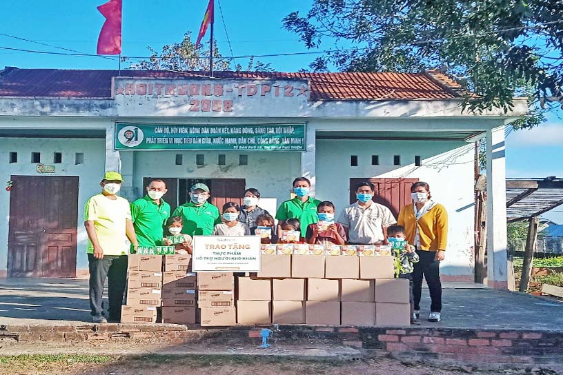 Ngân hàng thực phẩm Food Bank Việt Nam hỗ trợ thực phẩm cho học sinh và trẻ em có người thân đang thực hiện cách ly Y tế của tổ 10, thị trấn Phú Thiện. Ảnh: Hồng Ngọc