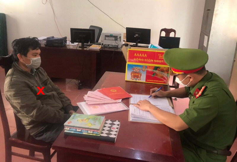 Đối tượng Lê Văn Tuấn (dấu X) tại cơ quan Công an. Đối tượng Lê Văn Tuấn (dấu X) tại cơ quan Công an.