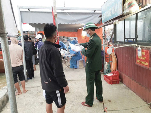 Cán bộ Trạm Kiểm soát Đồn Biên phòng Nhật Lệ hướng dẫn ngư dân thực hiện biện pháp phòng chống dịch