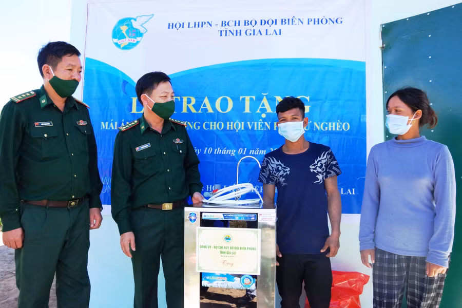 Bộ đội Biên phòng tỉnh tặng quà cho gia đình bà Rơ Mah Thư. Ảnh: Vĩnh Hoàng