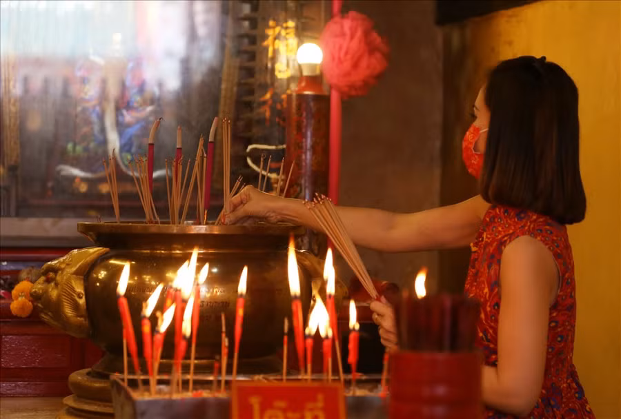  Một phụ nữ Thái gốc Hoa trong lễ cúng trước Tết Nhâm Dần tại đền Mae Kor Niew ở Pattani, Thái Lan, ngày 31.1.2022. Ảnh: AFP