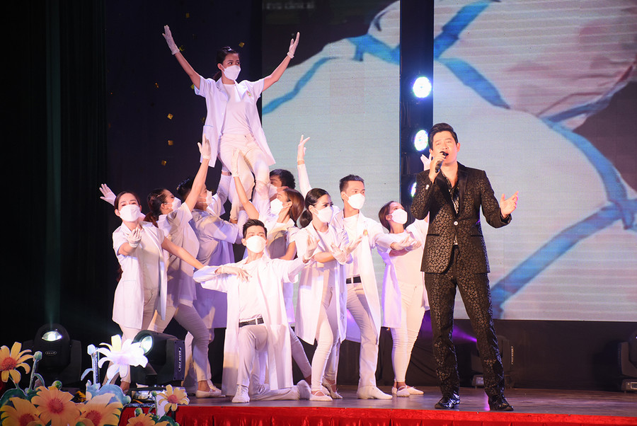 Năm 2021, các hoạt động nghệ thuật của đội ngũ văn nghệ sĩ trên địa bàn tỉnh đã góp phần cổ vũ mạnh mẽ cho công tác phòng-chống dịch Covid-19. Ảnh: Phương Duyên Năm 2021, các hoạt động nghệ thuật của đội ngũ văn nghệ sĩ trên địa bàn tỉnh đã góp phần cổ vũ mạnh mẽ cho công tác phòng-chống dịch Covid-19. Ảnh: Phương Duyên