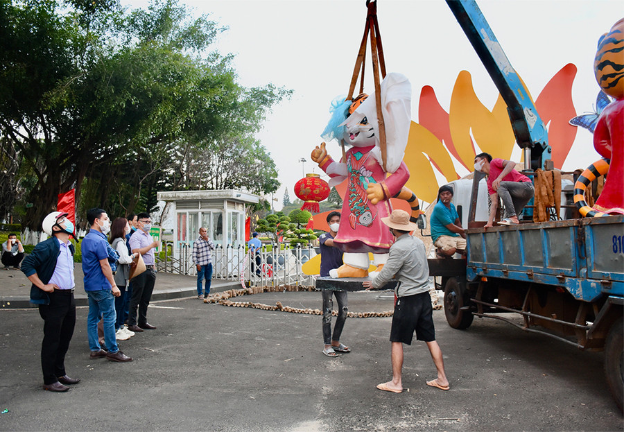 Việc di chuyển, lắp đặt nhóm tượng luôn được giám sát chặt chẽ để đảm bảo an toàn