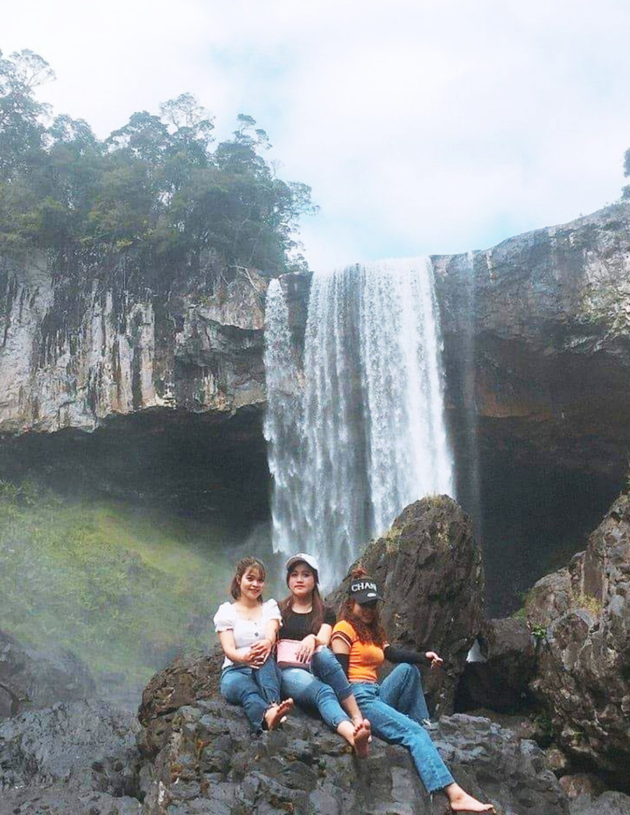 Du khách chụp hình lưu niệm bên thác 50 (Khu dự trữ sinh quyển thế giới cao nguyên Kon Hà Nừng). Ảnh: Minh Nguyễn
