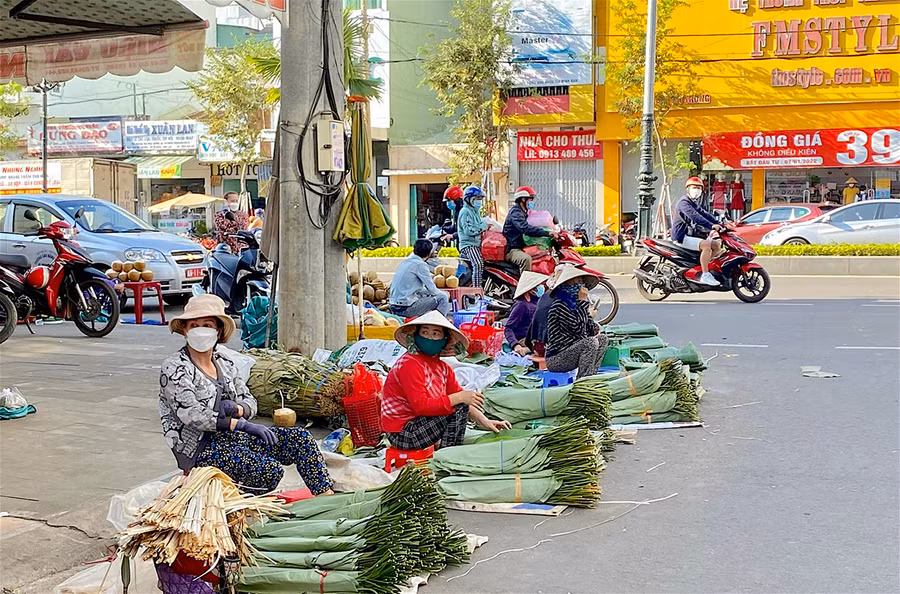 Một góc xanh của lá dong, lá chuối được bày bán tại ngã ba đường Ngô Gia Tự-Hai Bà Trưng (TP. Pleiku). Ảnh: Mộc Trà