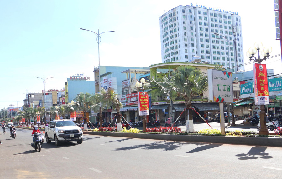 Pleiku đang khoác lên mình màu áo mới để đón Tết Nguyên đán Nhâm Dần 2022. Ảnh: Quang Tấn