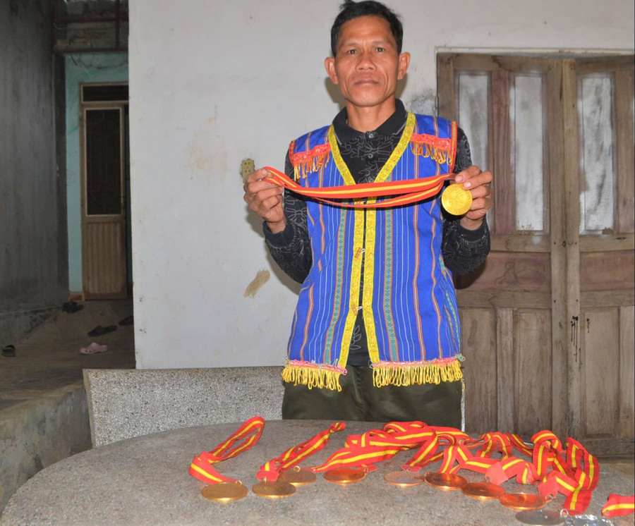  Những huy chương A Lưới giành được trong các lễ hội đua thuyền hằng năm. Ảnh: VN