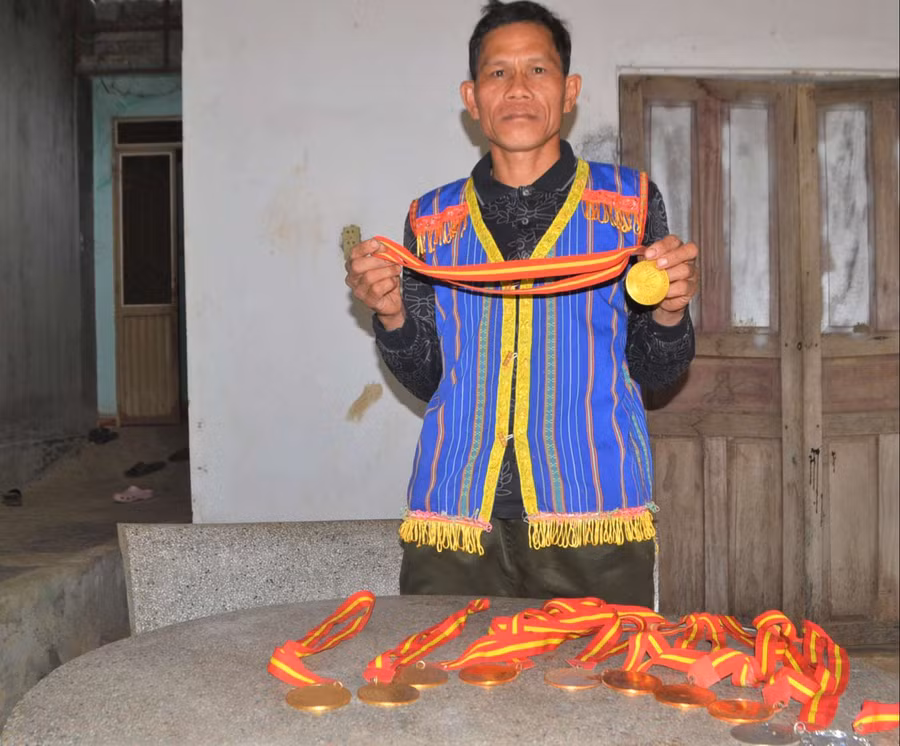  Những huy chương A Lưới giành được trong các lễ hội đua thuyền hằng năm. Ảnh: VN