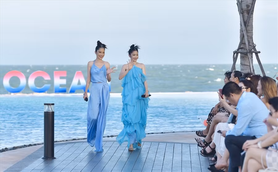 Cả hai sau khi hát xong cùng nắm tay sải bước trên sàn runway, vui vẻ cúi chào khán giả và tạo sự phấn khởi cho khán giả dõi theo chương trình.