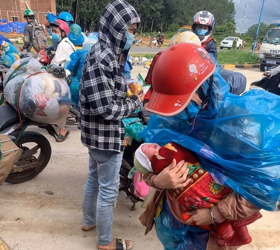 Chị Lầu Y Tránh và đứa con 7 ngày tuổi trên đường “chạy dịch” về quê. Ảnh: M.X.H