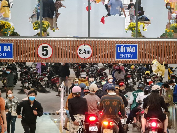  Khác với đường hoa xuân Nhâm Dần 2022, Vườn tượng APEC mở rộng tập trung khá đông người tham quan