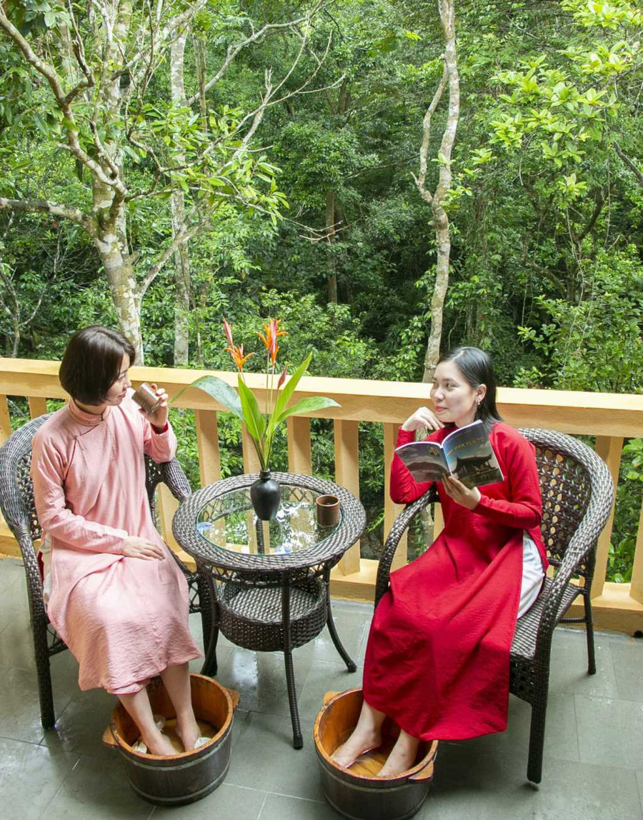 Du khách sử dụng dịch vụ ngâm chân thảo dược tại Làng Nương Yên Tử trong chuyến du lịch Quảng Ninh. Ảnh: CTT Quảng Ninh