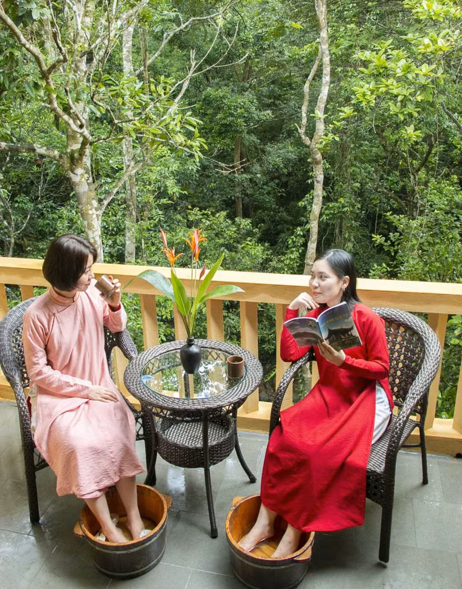 Du khách sử dụng dịch vụ ngâm chân thảo dược tại Làng Nương Yên Tử trong chuyến du lịch Quảng Ninh. Ảnh: CTT Quảng Ninh