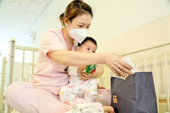 Các bé khỏe mạnh trong sự chăm sóc, nuôi dưỡng của các y bác sĩ, điều dưỡng, hộ lý 