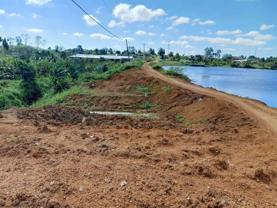 Thân đập hồ Ea Kmiên 3 hiện bị đào bới nham nhở và đã ngừng thi công. Ảnh: Hoàng Bình