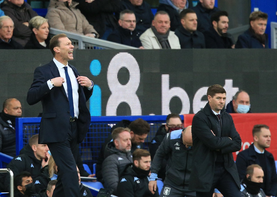 HLV Duncan Ferguson (trái) sẽ còn gặp nhiều thách thức. Ảnh: AFP