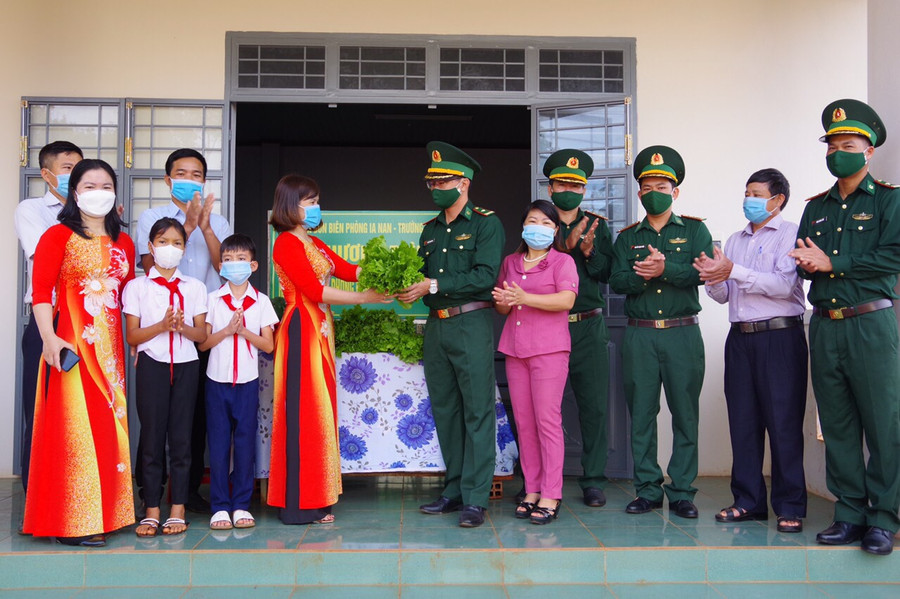 Đồn Biên phòng Ia Nan tặng rau xanh và gạo cho bếp ăn bán trú Trường tiểu học Kpă Klơng. Ảnh: Thiên Thanh