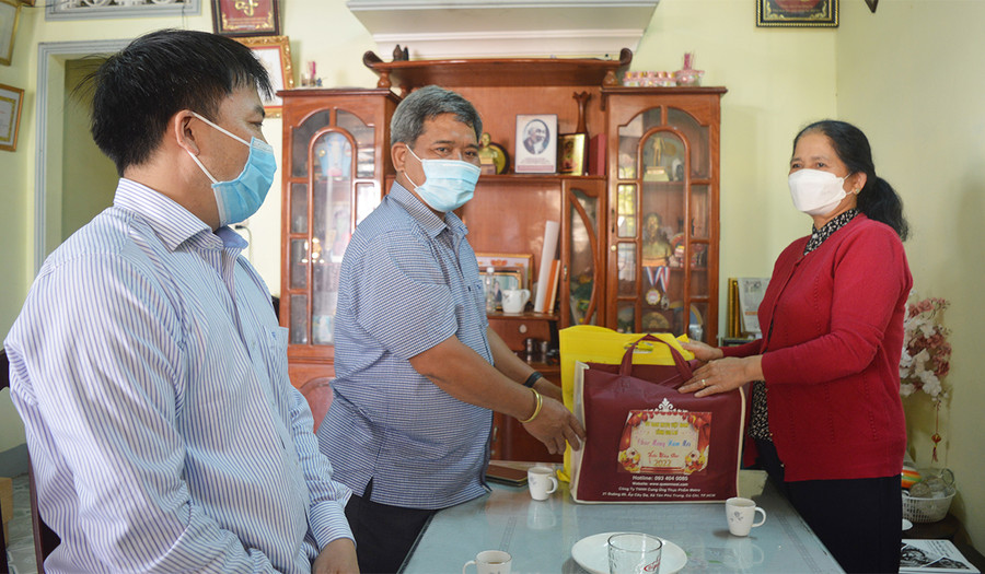 Chủ tịch Ủy ban MTTQ Việt Nam tỉnh thăm, chúc Tết bà Rơ Chăm H'Yéo. Ảnh: Anh Huy