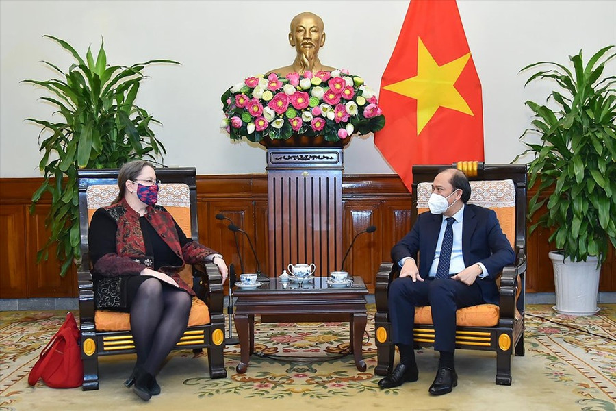 Thứ trưởng Ngoại giao Nguyễn Quốc Dũng và Đại biện Lâm thời Đại sứ quán Mỹ tại Việt Nam Marie Damour. Ảnh: BNG