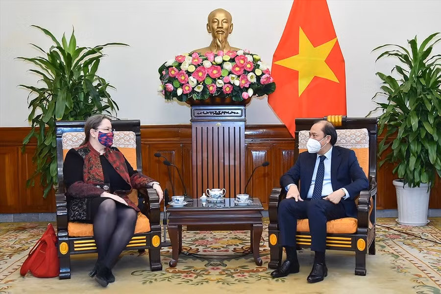 Thứ trưởng Ngoại giao Nguyễn Quốc Dũng và Đại biện Lâm thời Đại sứ quán Mỹ tại Việt Nam Marie Damour. Ảnh: BNG