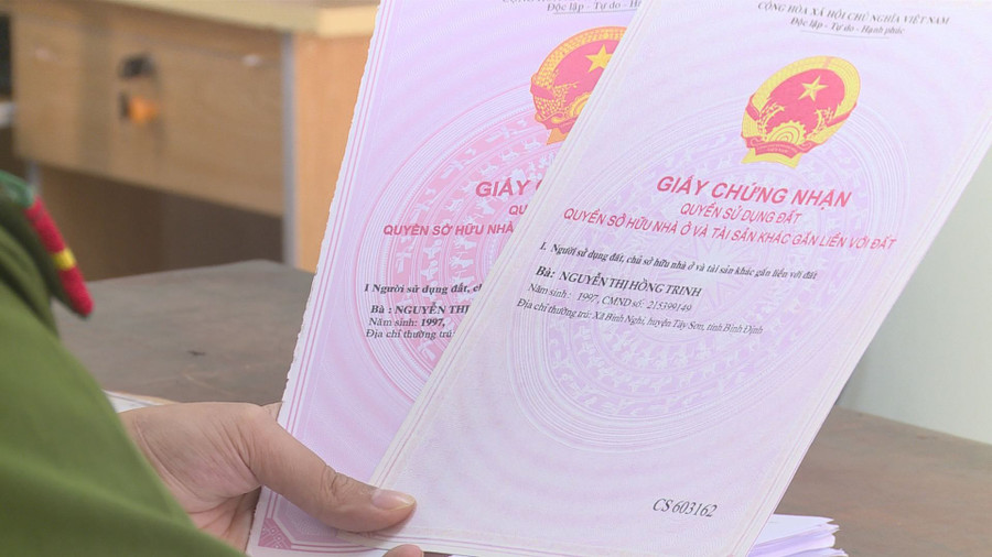 Sổ đỏ giả dùng để thế chấp. Ảnh: Trị Bình