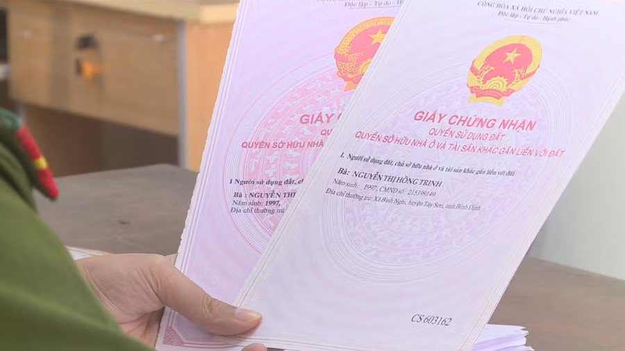 Sổ đỏ giả dùng để thế chấp. Ảnh: Trị Bình Sổ đỏ giả dùng để thế chấp. Ảnh: Trị Bình