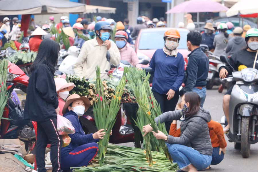  Không khí mua bán tại các tuyến đường chính xung quanh Trung tâm Thương mại Pleiku khá tấp nập. Ảnh: Quang Tấn