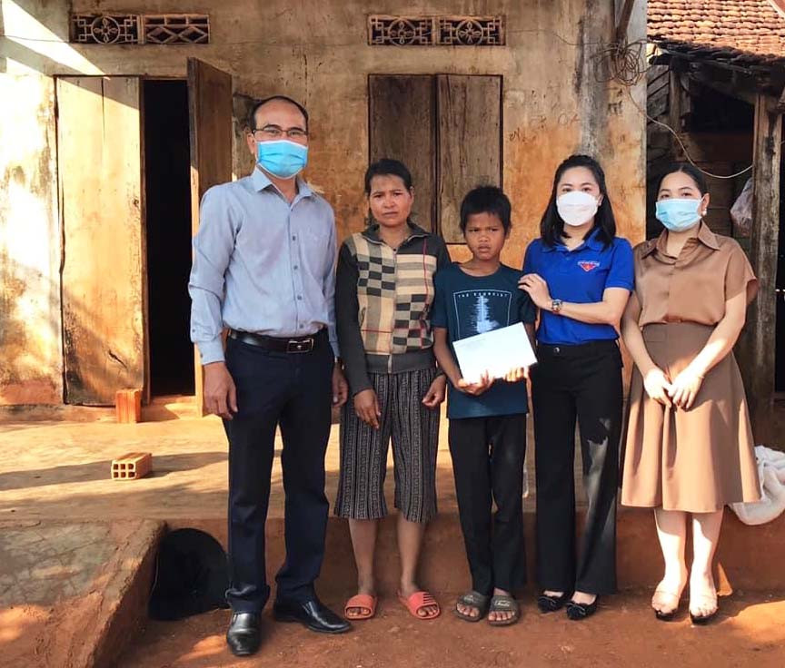 Đoàn khối các Cơ quan và Doanh nghiệp tỉnh tặng quà em Rơ Mah Dên (ở giữa, xã Dun, huyện Chư Sê). Ảnh: Lệ Bích