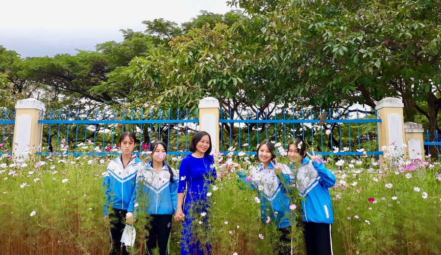 Cô Trần Thị Bắc và các em học sinh lớp 9A5, Trường THCS Nguyễn Bỉnh Khiêm (thị trấn Kbang) chụp ảnh lưu niệm tại vườn hoa sao nhái trước trường. Ảnh: Lam Nguyên Cô Trần Thị Bắc và học trò lớp 9A5, Trường THCS Nguyễn Bỉnh Khiêm (thị trấn Kbang)chụp ảnh lưu niệm giữa vườn hoa sao nhái trước trường. Ảnh: Phương Duyên