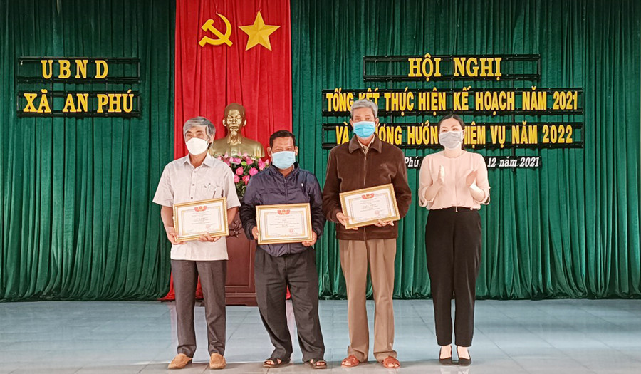 Lãnh đạo UBND xã An Phú (TP. Pleiku) tặng giấy khen cho các cá nhân có thành tích xuất sắc trong công tác năm 2021. Ảnh: Thanh Nhật