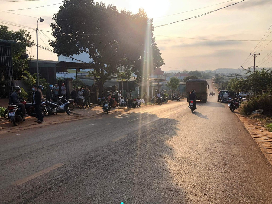 Khá nhiều người dân theo dõi sự việc tại gần khu vực nhà nạn nhân H. Ảnh: Lê Anh Người dân tập trung theo dõi gần nhà nạn nhân H. Ảnh: Lê Anh