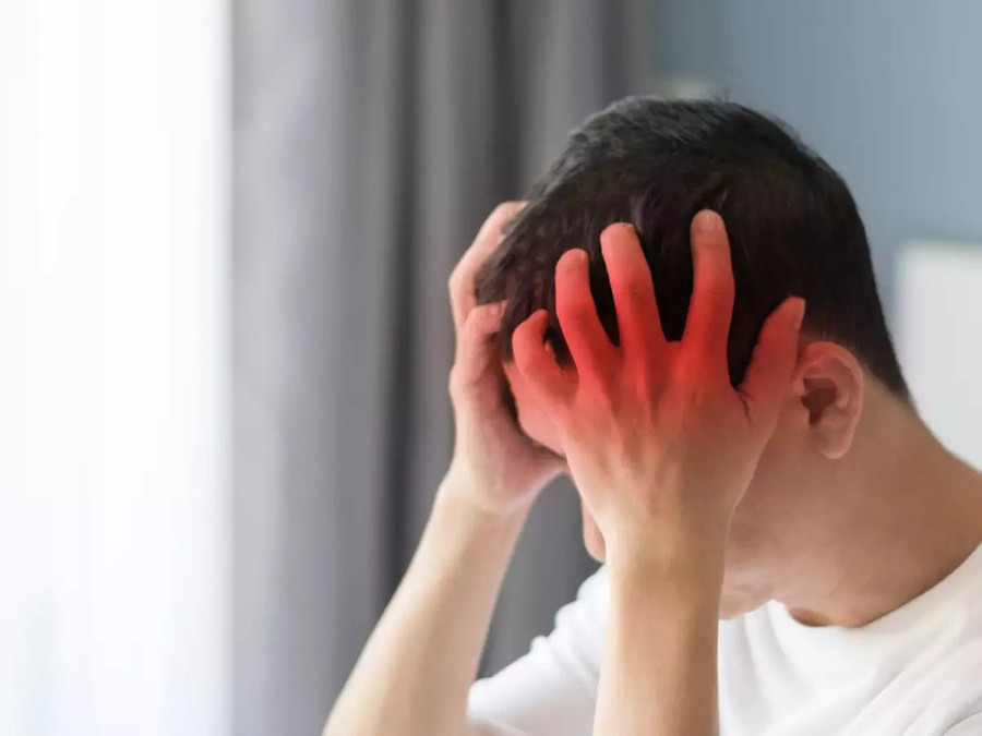 Cơn đau đầu có thể nặng hơn vào buổi sáng hoặc trở nên nặng hơn khi ho, hắt hơi hoặc khi cúi xuống. Ảnh: Shutterstock Cơn đau đầu có thể nặng hơn vào buổi sáng hoặc trở nên nặng hơn khi ho, hắt hơi hoặc khi cúi xuống. Ảnh: Shutterstock