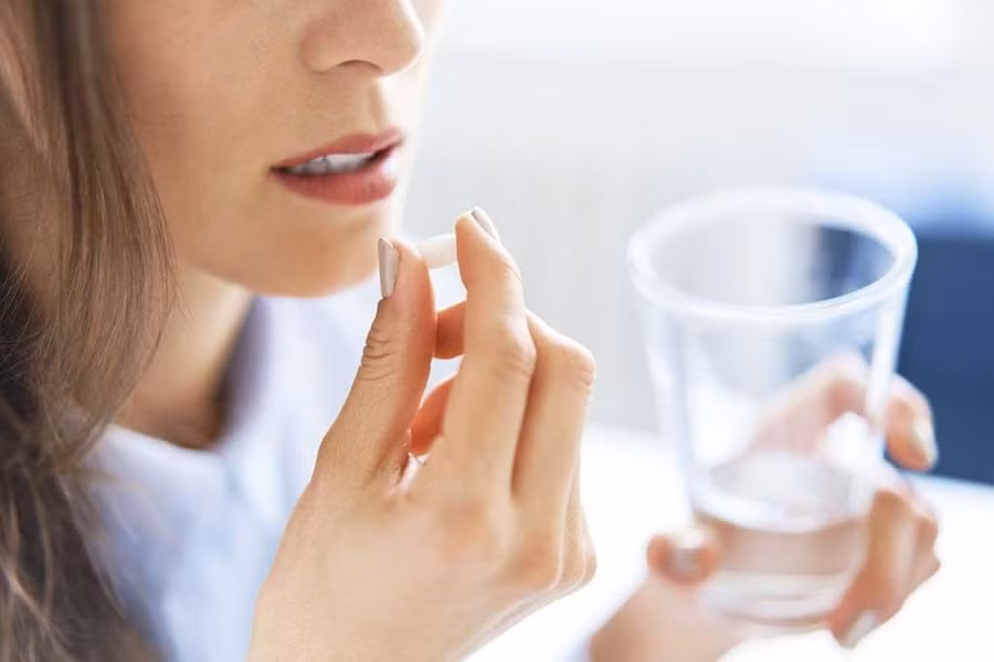 Các chuyên gia khuyên không nên dùng thuốc giảm đau như Tylenol hoặc ibuprofen ngay trước khi tiêm vắc xin Covid-19. Ảnh: Shutterstock