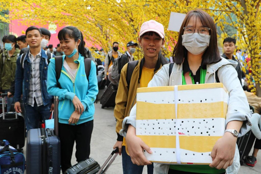 Bạn trẻ mang quà về cho mẹ trong những dịp tết trước đây. Ảnh: Lê Thanh