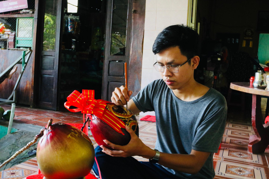 Sau tranh tường, việc ứng dụng công nghệ khắc laser UV tiếp tục mang đến cho Hải và các bạn thành công với sản phẩm dừa 3D chưng tết. Ảnh: Thanh Duy