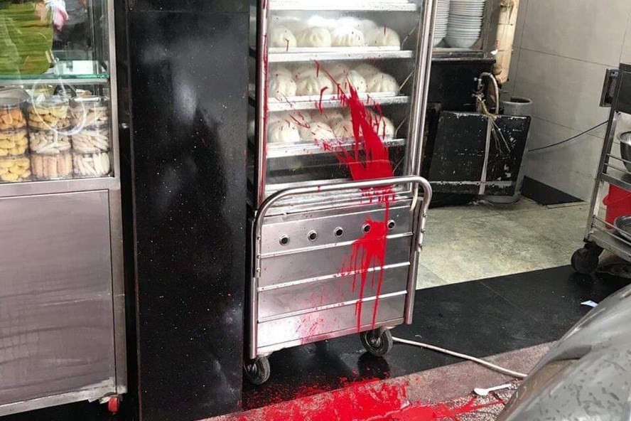  Xã hội đen tạt chất bẩn đòi nợ thuê quán phở Hòa. Ảnh: LĐO