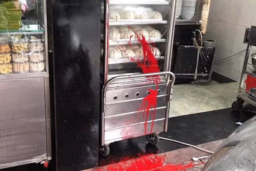  Xã hội đen tạt chất bẩn đòi nợ thuê quán phở Hòa. Ảnh: LĐO