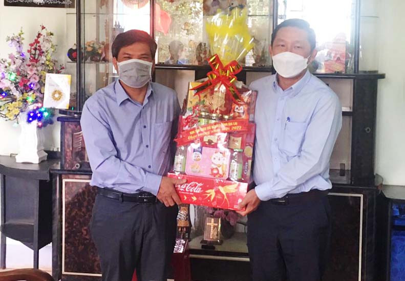 Ông Nguyễn Văn Nô-Phó Trưởng Ban Tôn giáo tỉnh (bìa phải) chúc mừng Ban Đại diện Tin lành tỉnh Gia Lai (Hội thánh Tin lành Việt Nam- Miền Nam). Ảnh: Phước Đặng 