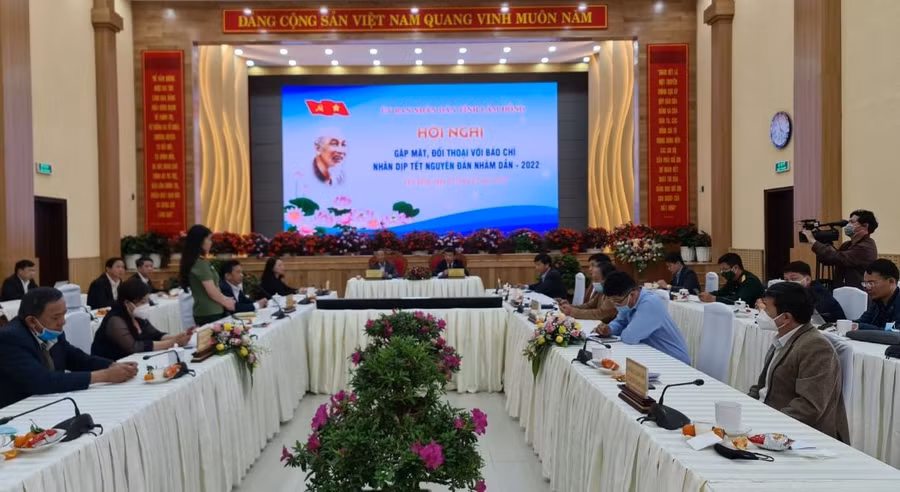 Phóng viên Báo Công an TP.HCM (bên trái) phát biểu tại buổi đối thoại. Ảnh: Lâm Viên