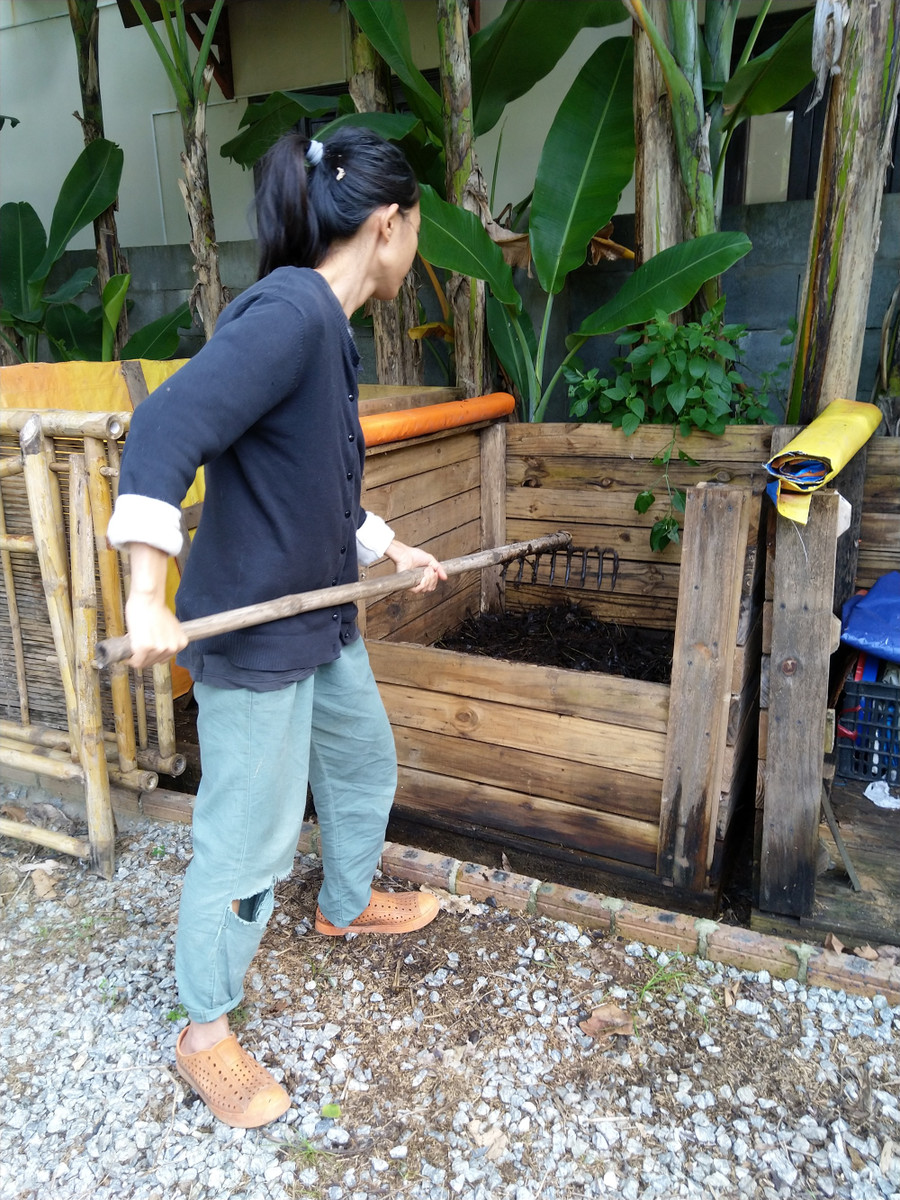 Xử lý rác thải để làm phân bón. Ảnh: T.B.T Xử lý rác thải để làm phân bón. Ảnh: T.B.T