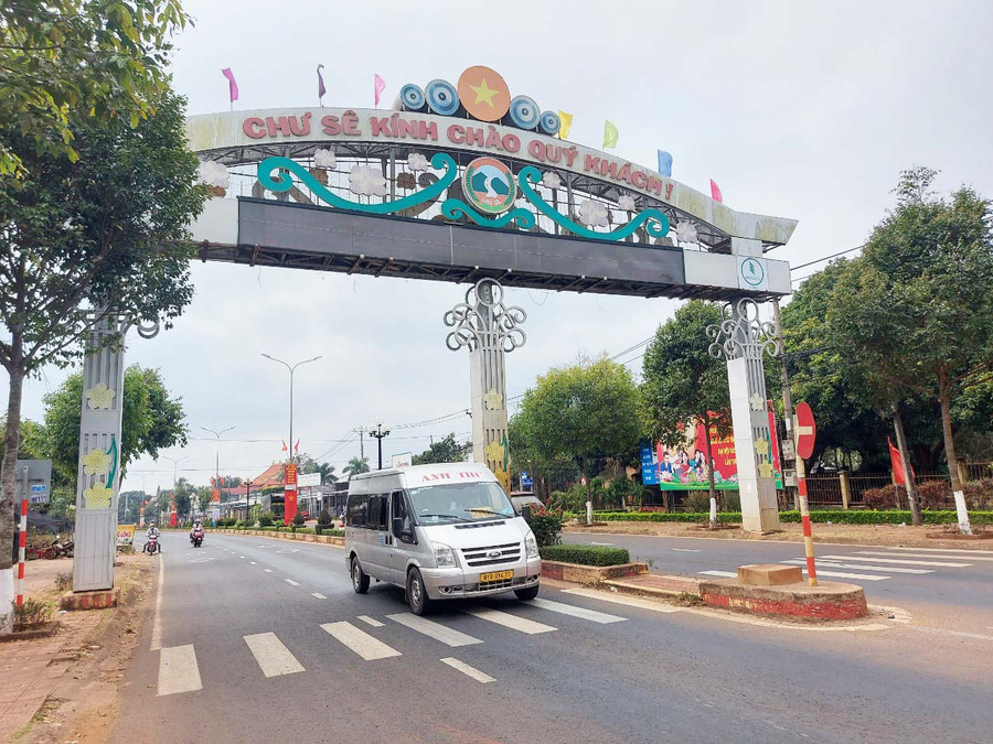 Cổng chào điện tử được sửa chữa phục vụ Tết